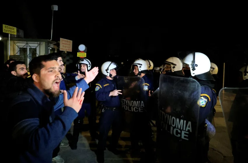  Ένταση με φοιτητές έξω από το Μέγαρο Μαξίμου (εικόνες)