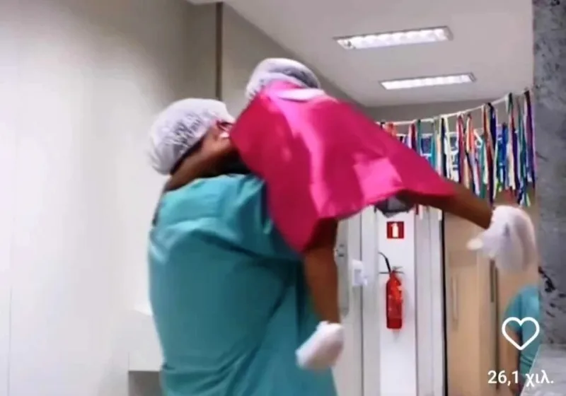  Γιατρός ντύνει τα παιδάκια σούπερ ήρωες πριν τα βάλει στο χειρουργείο