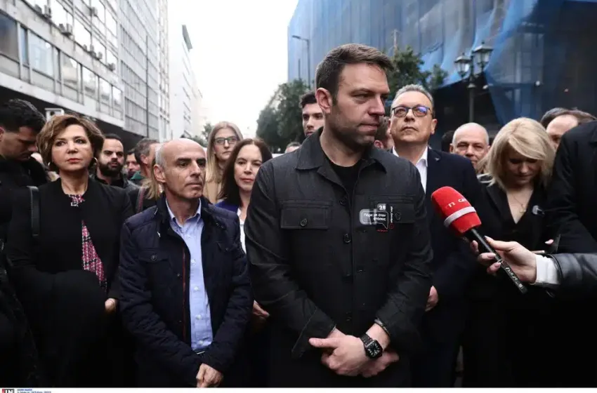  Κασσελάκης για Τέμπη: “Το Reuters αποκαλύπτει πως ο φόβος είναι ακόμα εδώ, καθώς τίποτα δεν έχει κάνει η κυβέρνηση”