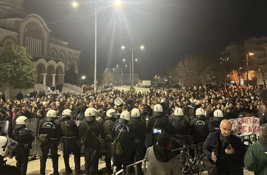  Κομοτηνή: Βίαιη εισβολή ΜΑΤ στη Νομική, 18 προσαγωγές -Διαμαρτυρία φοιτητών (vid)