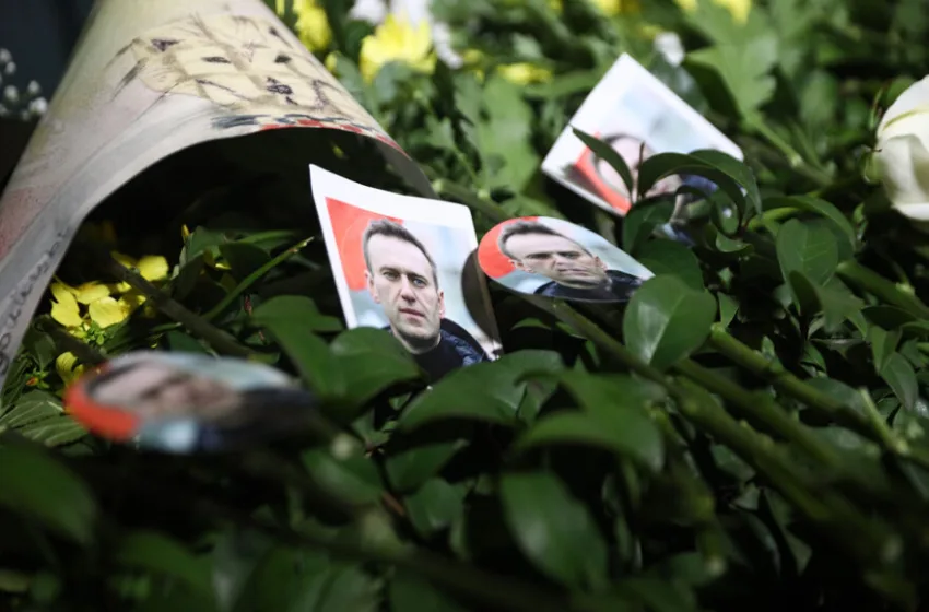  Διαμαρτυρία έξω από τη ρωσική πρεσβεία για το θάνατο του Ναβάλνι (εικόνες)