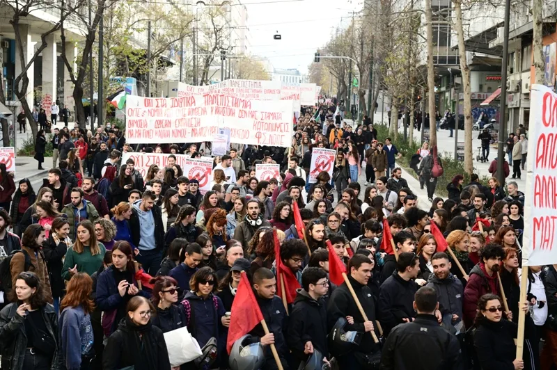  “Θέλουμε δημόσιες και δωρεάν σπουδές” – Μαζική πορεία φοιτητών και μαθητών κατά των ιδιωτικών Πανεπιστημίων