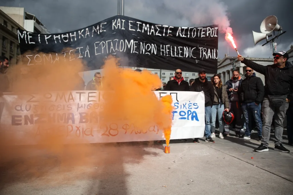 Μεγάλες συγκεντρώσεις: Οι εργατικές διεκδικήσεις έγιναν "ένα" με το αίτημα για Δικαιοσύνη στα Τέμπη 8 photo 28 02 24 10 26 121709113700 1