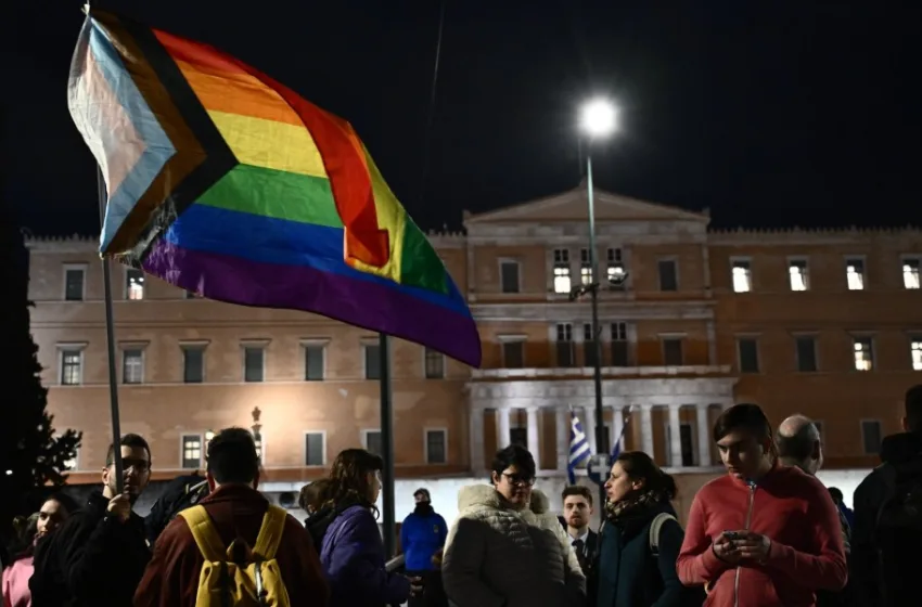  Σύνταγμα:Σταυροί και θυμιατά ενώ κάποι@ ανέμιζαν περήφαν@ την πολύχρωμη σημαία! (εικόνες)