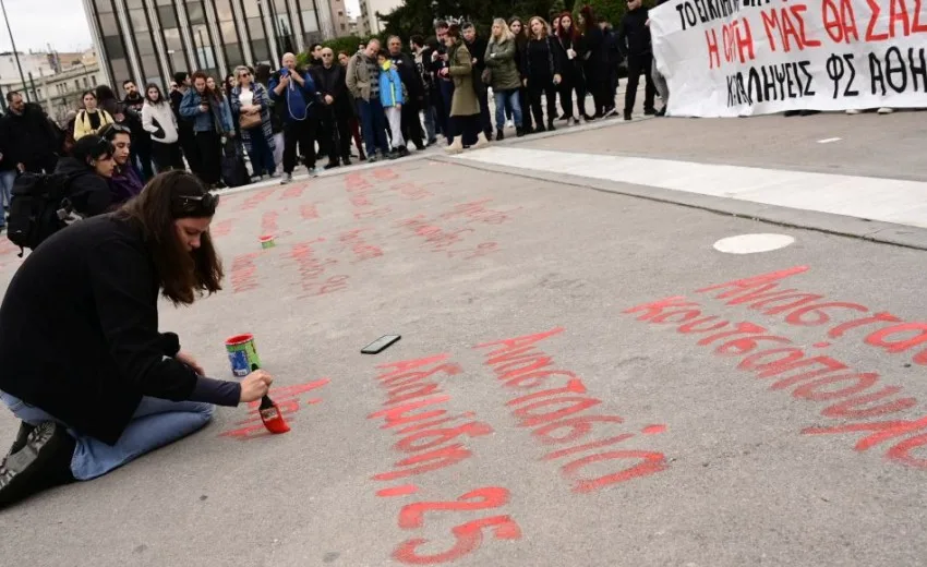  Ντροπή!/ “Μπαλάκι” οι ευθύνες μεταξύ …φρουράρχου της Βουλής και δήμου Αθηναίων για το συνεργείο που έσβησε τα ονόματα των θυμάτων της τραγωδίας των Τεμπών (vid)