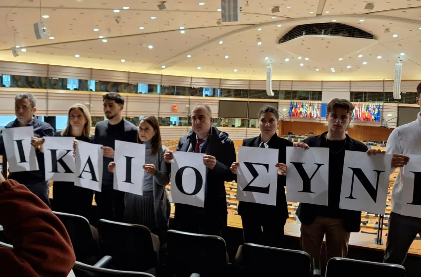  Τέμπη: Στο Ευρωκοινοβούλιο συγγενείς των θυμάτων ζητώντας δικαιοσύνη (εικόνες)