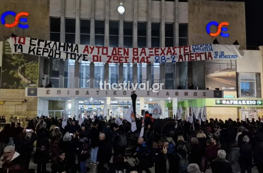  Θεσσαλονίκη: Πανό για τα Τέμπη στο κτήριο του ΟΣΕ -Φαναράκια στις γραμμές (vid)