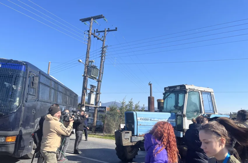  Χαλκιδική: Αγρότες απέκλεισαν την Εθνική Οδό Θεσσαλονίκης – Ν. Μουδανιών