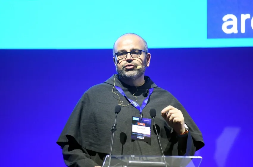  Ο “πάντρε της αλγορ-ηθικής”- Ποιος είναι ο Φραγκισκανός μοναχός που συμβουλεύει Πάπα και Μελόνι για την AI