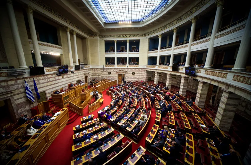  Βουλή: Ψηφίστηκε με ενισχυμένη πλειοψηφία το ν/σ για τους δικηγόρους – Χαιρετίζει ο Βερβεσός
