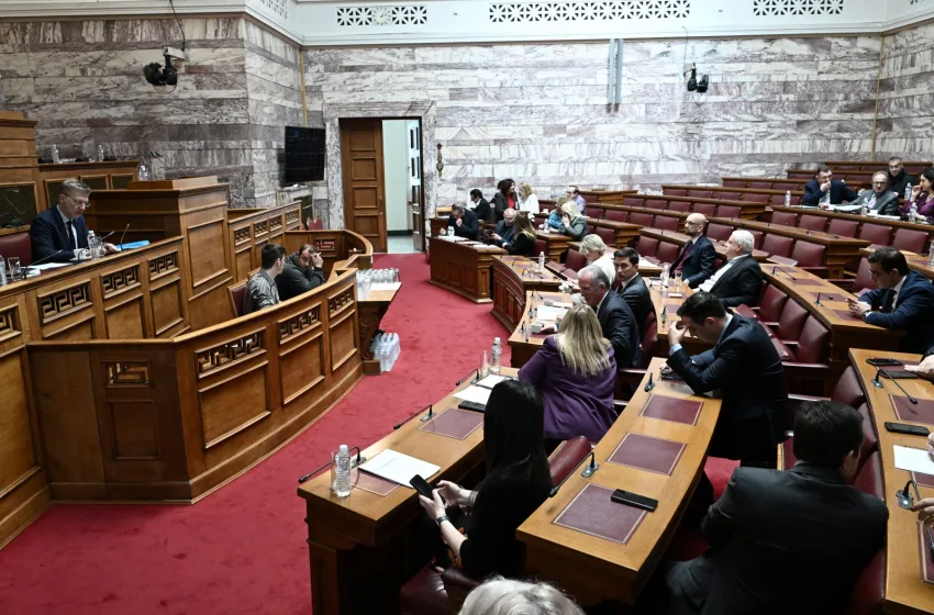  Βουλή: Αποκλείστηκε η Ιερά Σύνοδος από τη συζήτηση του ν/σ για ομόφυλα ζευγάρια