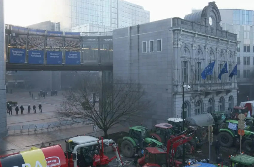  Βρυξέλλες: Φωτιές και πέτρες από τους αγρότες κατά τη διάρκεια της Συνόδου