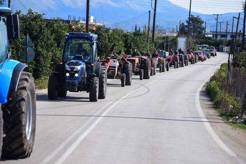  Aγρότες: Έκλεισαν με τρακτέρ τον κόμβο του Μεγαλοχωρίου