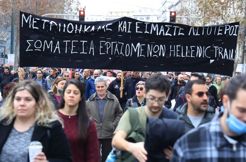  Απεργία:”Μετρηθήκαμε και είμαστε λιγότεροι” – Μαζική η συγκέντρωση για τα Τέμπη στην Αθήνα