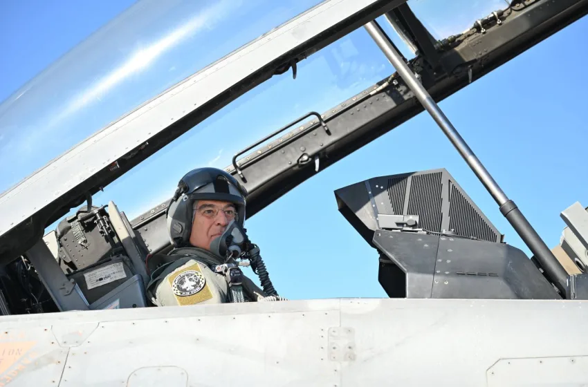  Δένδιας: Ευγνωμοσύνη στους πιλότους που υποστηρίζουν αυτά τα αεροσκάφη – πέταξε με σχηματισμό F16 Viper πάνω από το Αιγαίο