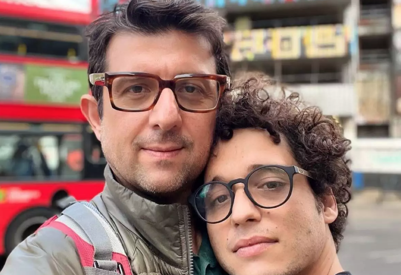  Ο Μιχάλης Οικονόμου και ο σύντροφός του πανηγυρίζουν την ψήφιση του νομοσχεδίου για τα ομόφυλα ζευγάρια