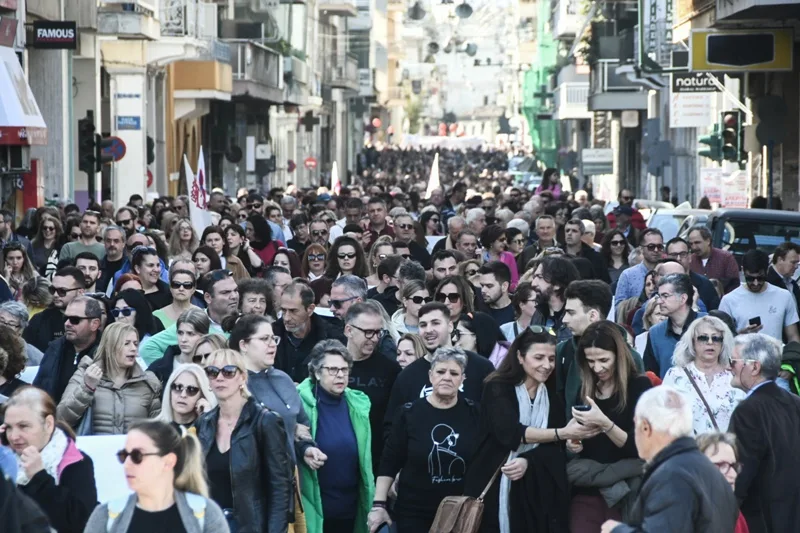  Τέμπη: Στους δρόμους οι πολίτες για την τραγωδία – Μεγάλες συγκεντρώσεις σε Πάτρα και Κρήτη