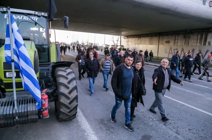  Έκλεισαν την εθνική οδό στην Αταλάντη οι Αγρότες