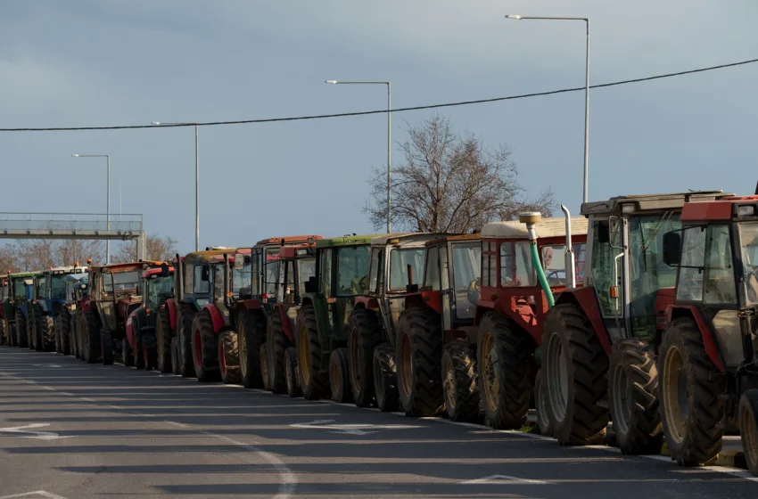  Αγρότες: Ενισχύονται τα μπλόκα, μηχανοκίνητες πορείες σε πόλεις- Κρίσιμη εβδομάδα για κλιμάκωση κινητοποιήσεων