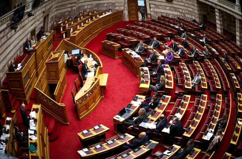  Βουλή: Κόντρα Φλωριδη- Βελόπουλου με παρέμβαση Κωνσταντόπουλου για τα Τέμπη