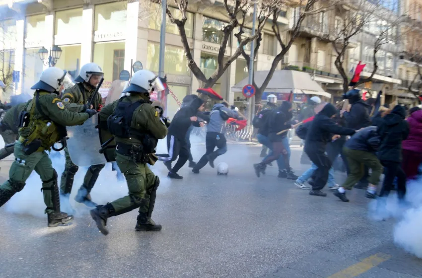  Θεσσαλονίκη: Ένταση και δακρυγόνα στη πορεία για τα ιδιωτικά πανεπιστήμια
