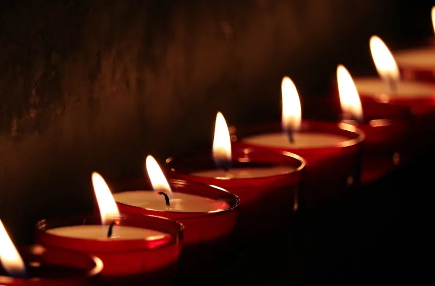  Αλβανία: Άναψαν 57 κεριά στα Τίρανα, για τα θύματα των Τεμπών