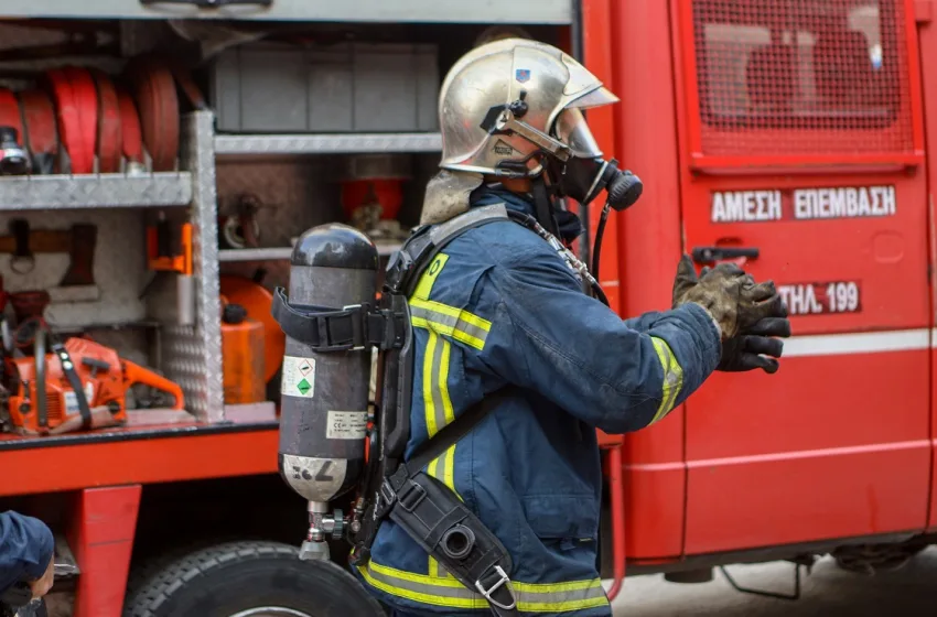  Φωτιά σε κτήριο στον Πειραιά-Επιχειρούν 4 οχήματα της Πυροσβεστικής