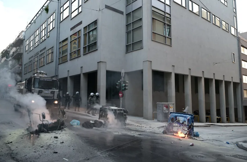 Συλλαλητήριο: Επεισόδια στο κέντρο-Φωτιές σε κάδους, μολότοφ στα ΜΑΤ