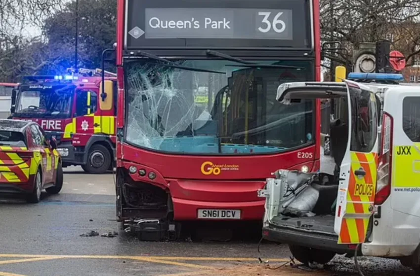  Λονδίνο: Εννέα τραυματίες από σύγκρουση αστυνομικού βαν με λεωφορείο -Οι έξι είναι αστυνομικοί