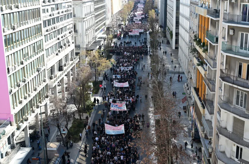  Περισσότεροι από 15.000 διαδήλωσαν κατά των ιδιωτικών Πανεπιστημίων- Ολοκληρώθηκε η πορεία