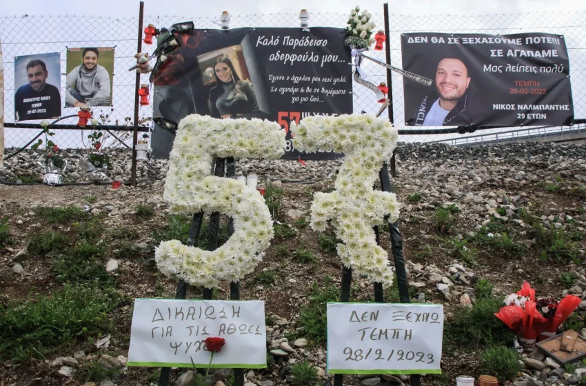  Τέμπη: Οι καρδιές σταμάτησαν από τον θρήνο στο μνημόσυνο για τα 57 θύματα