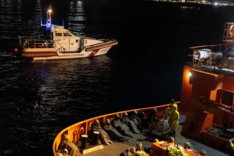  Ιταλία: Είκοσι τρεις μετανάστες και πρόσφυγες αποβιβάστηκαν στην Κατάνη από το πλοίο Ocean Viking