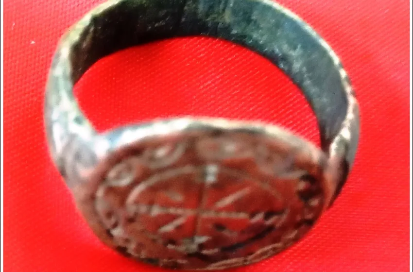  Θεσσαλονίκη: Δαχτυλίδι με βυζαντινό διάκοσμο, αγιογραφία και νομίσματα έκρυβε στο σπίτι του 35χρονος