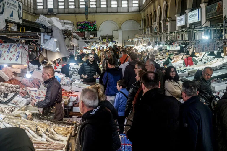  Αυξημένη κίνηση στη Βαρβάκειο Αγορά – Που κυμαίνονται οι τιμές