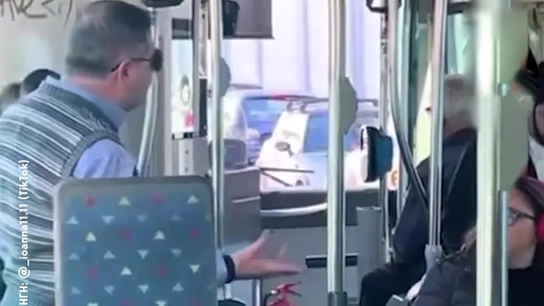  Viral o οδηγός που κοκκάλωσε το λεωφορείο γιατί επιβάτης μιλούσε στο κινητό-“Θα πάρω την Αστυνομία”