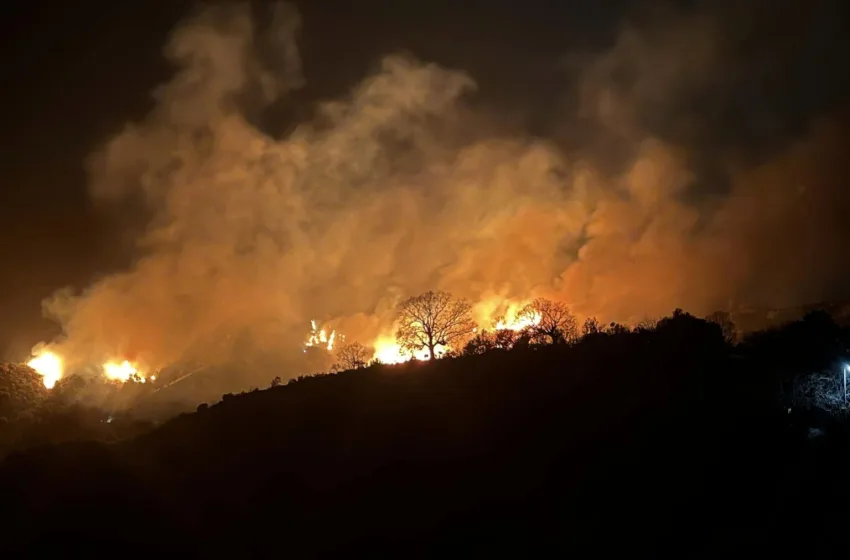  Αράχωβα: Εκκενώθηκε οικισμός για τη μεγάλη φωτιά- Εικόνες που σοκάρουν Μάρτιο μήνα