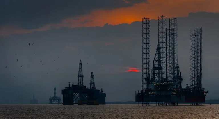  Πετρέλαιο: Η Ρωσία μειώνει την παραγωγή κατά 471.000 βαρέλια ημερησίως και αναζητεί αγοραστές
