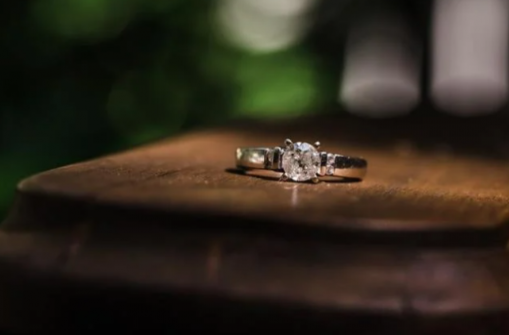  Αγόρασε με 6,5 ευρώ δαχτυλίδι από παζάρι κι αποδείχτηκε… διαμάντι