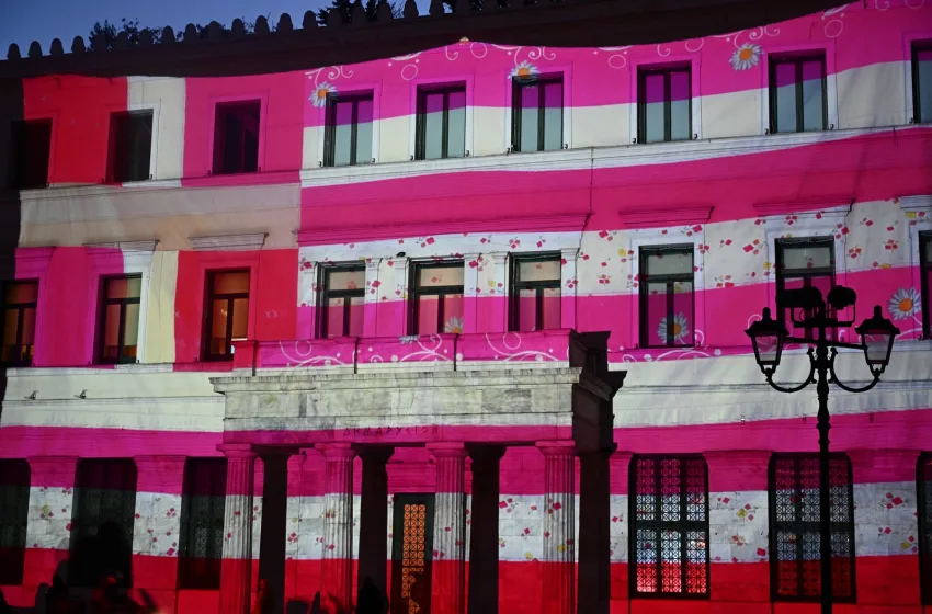  Η ροζ σημαία της Γεωργίας Λαλέ στόλισε το Δημαρχείο της Αθήνας (εικόνες)