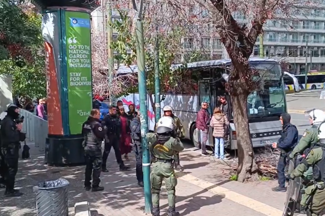  Μεταξουργείο: Πάνοπλοι αστυνομικοί σταμάτησαν το λεωφορείο με φοιτητές – “Μας φέρεστε σαν εγκληματίες”