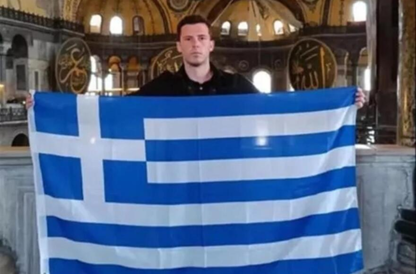  Απόστολος Παπαθεοδώρου: Έλληνας άνοιξε την ελληνική σημαία στην Αγιά Σοφιά- Σφοδρές αντιδράσεις