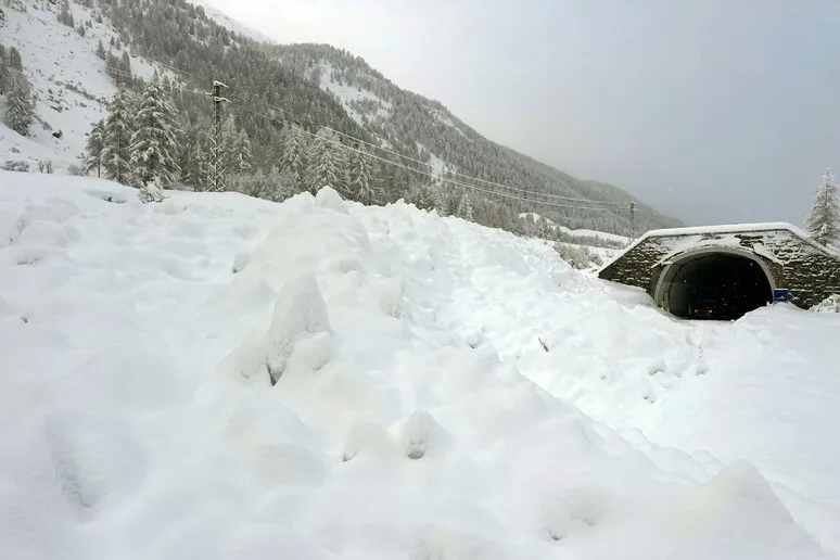  Τραγωδία στην Ιταλία: 16χρονος καταπλακώθηκε από χιονοστιβάδα -5.000 κάτοικοι εγκλωβισμένοι (vid)