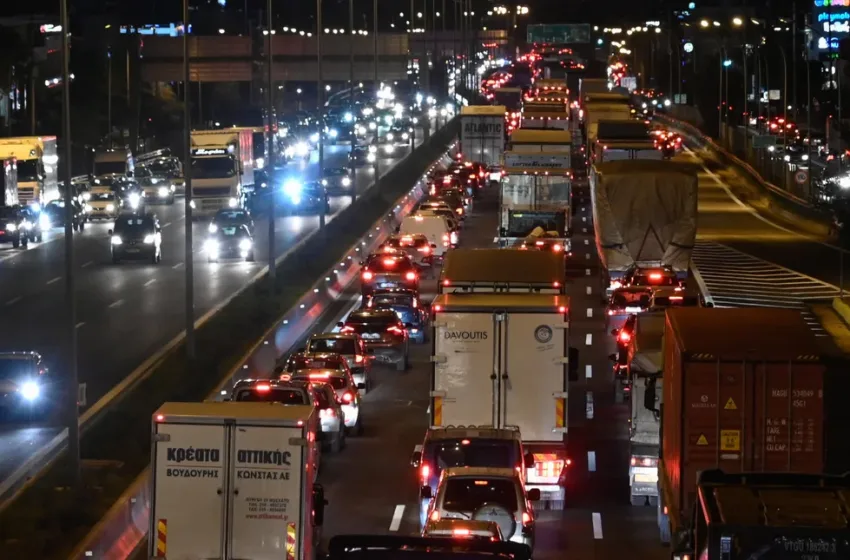  Μεγάλο μποτιλιάρισμα στον Κηφισό από ανατροπή οχήματος -Δύο τραυματίες