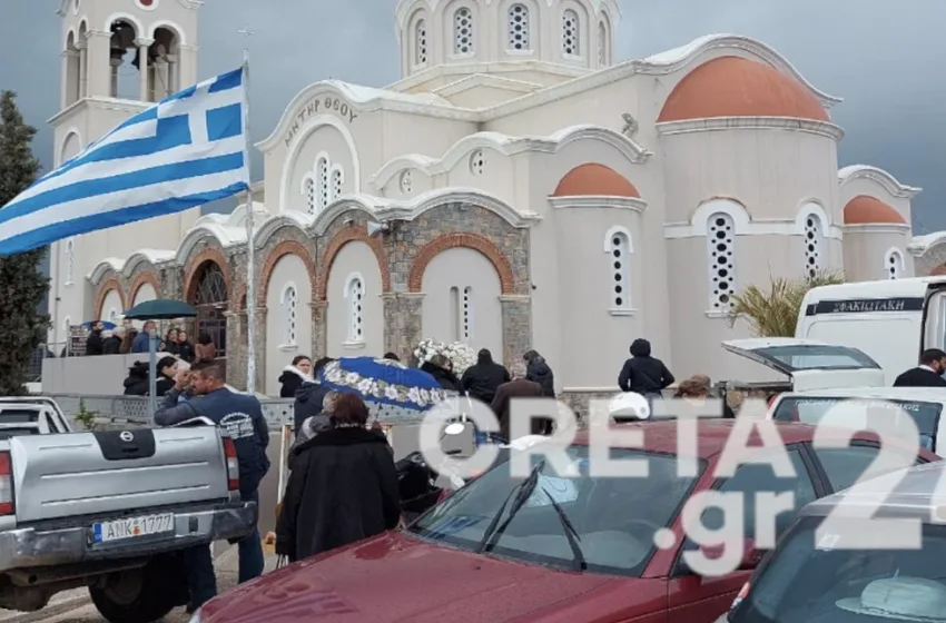  Κρήτη: Θρήνος στην κηδεία του 33χρονου που σκοτώθηκε από φωτοβολίδα (εικόνες)