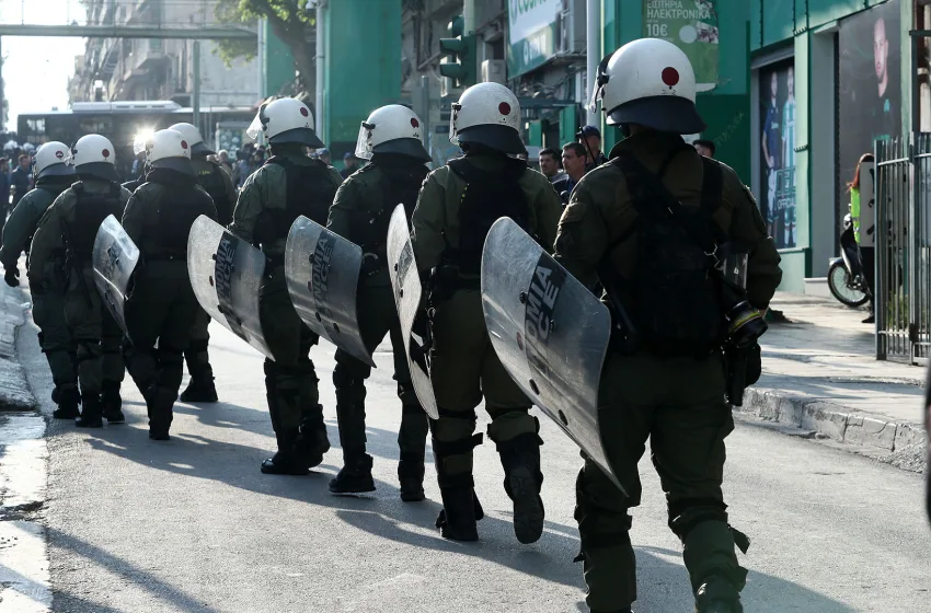  Επέμβαση των ΜΑΤ στο ΚΥΤ Κορίνθου -Επεισόδια με μετανάστες (vid)