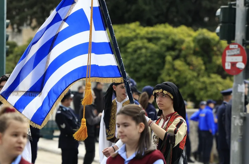  25η Μαρτίου: Εικόνες από τη μαθητική παρέλαση στο Σύνταγμα