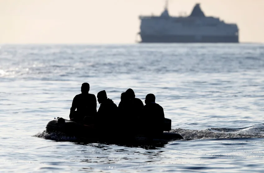  Πονοκέφαλος για Σούνακ οι μετανάστες: Νέο  ρεκόρ αιτούντων άσυλο διέσχισαν τη Μάγχη