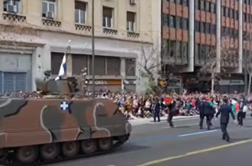  25η Μαρτίου: Επτά προσαγωγές στη στρατιωτική παρέλαση που παρεμπόδισαν άρματα με σημαίες Παλαιστίνης