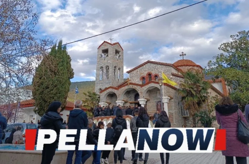  Πέλλα: Θρήνος στην κηδεία των δύο νέων που σκοτώθηκαν σε τροχαίο (εικόνες)