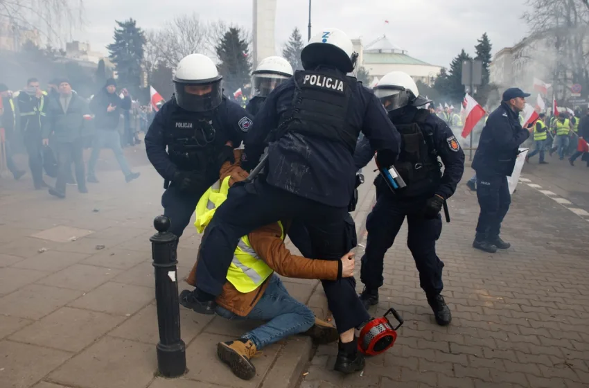  Πολωνία: Συγκρούσεις αγροτών με την αστυνομία έξω από το κοινοβούλιο (εικόνες,vid)